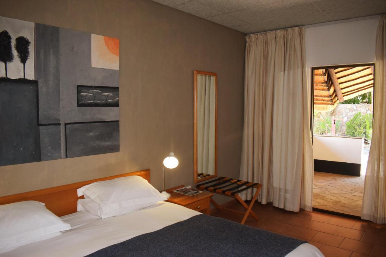 Central Hotel Omaruru Bagian luar foto